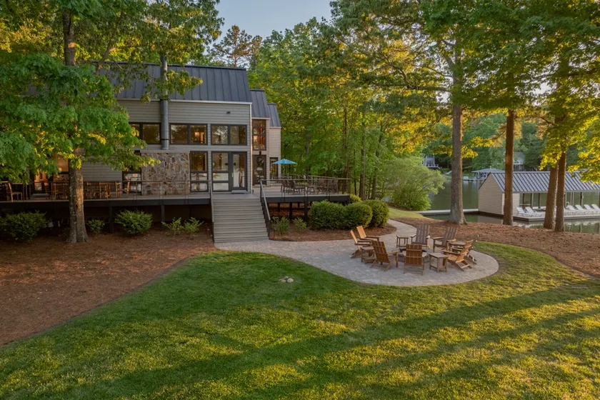 Waterfront paradise w/ large outdoor living area - Image 1