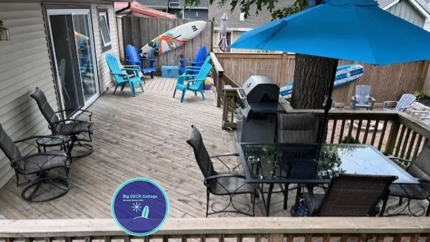 Big DECK Cottage, 3-min walk to BEACH- 4 bdrms, 1.5 baths 7 beds, parking 3 cars - Image 1