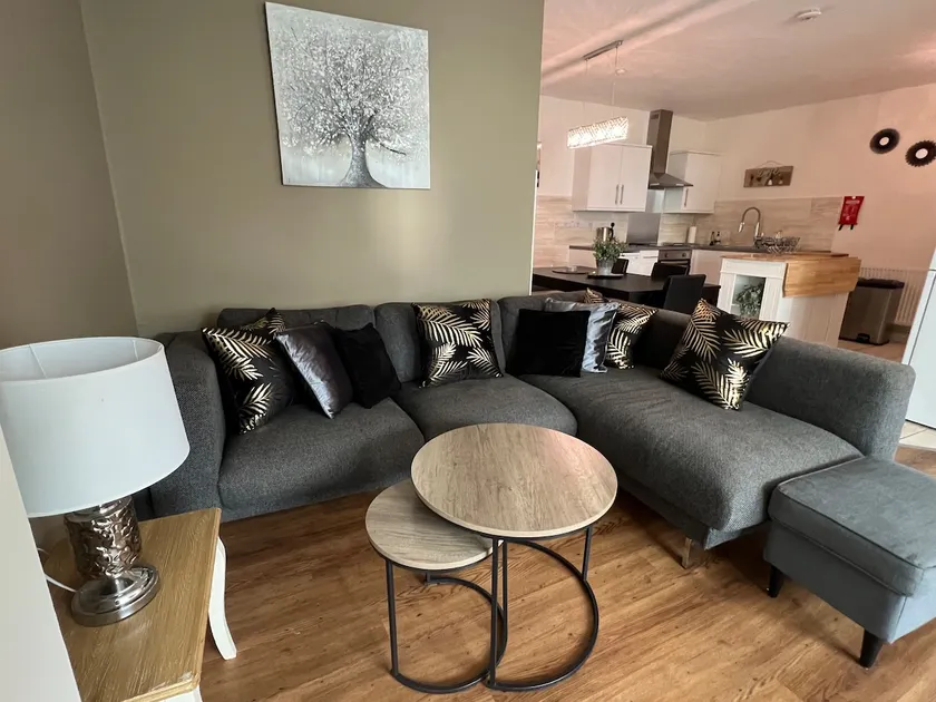 Street Near Glastonbury, Large 3-BD Apt, Sleeps 6 - Image 1