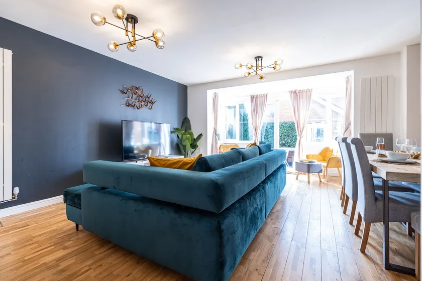 Modern and Spacious Home From Home 1 mile from M1 - with Netflix, Prime Video, PS5, free parking, superfast WiFi, BBQ - Sleeps 11 - By Brightleap Apartments - Image 1