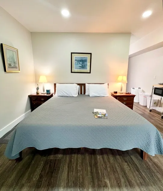 Private Bedroom on Orcas Island Golf Course - Image 1