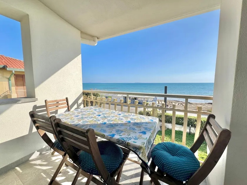 Rosanna, terrace facing the sea and 2 parking spaces - Image 1