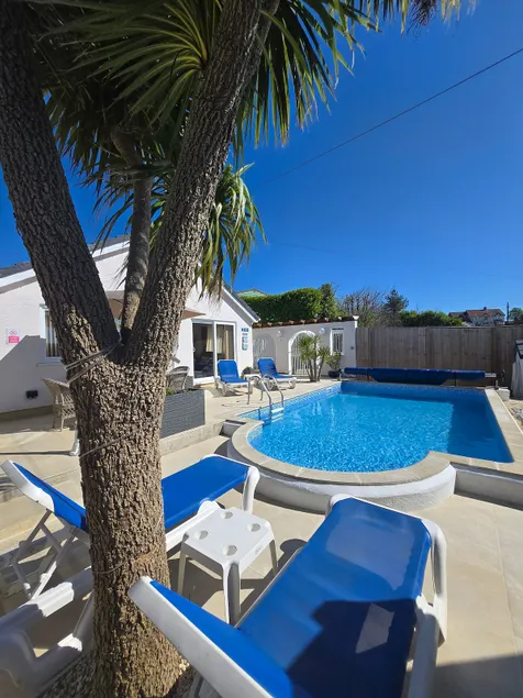Bungalow attrayant avec piscine privée près de Tenby - Image 1