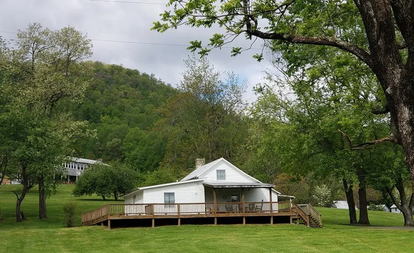 Pete's Farm Cottage - on Graves Mountain Farm - Image 1