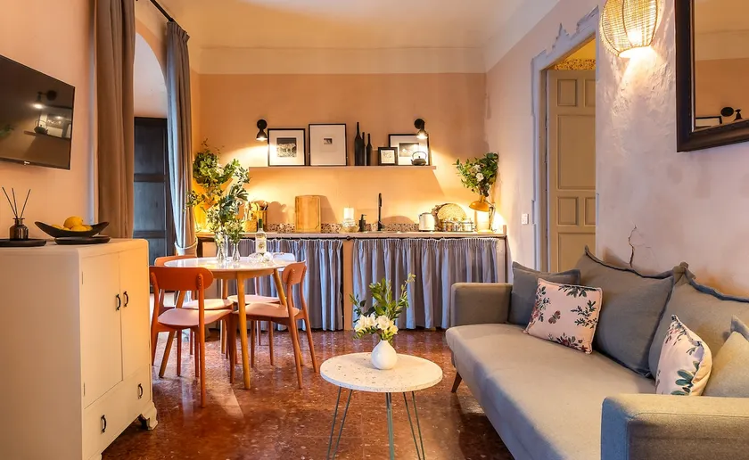 Stylish Ronda flat in 18 C house with shared pool - Image 1