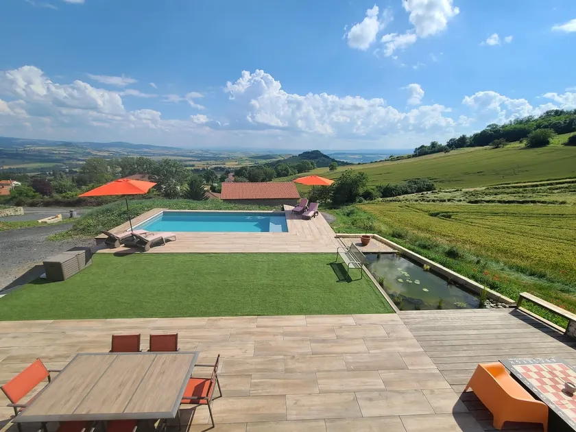 Large 5 bedroom house with 5 bathrooms - Image 1