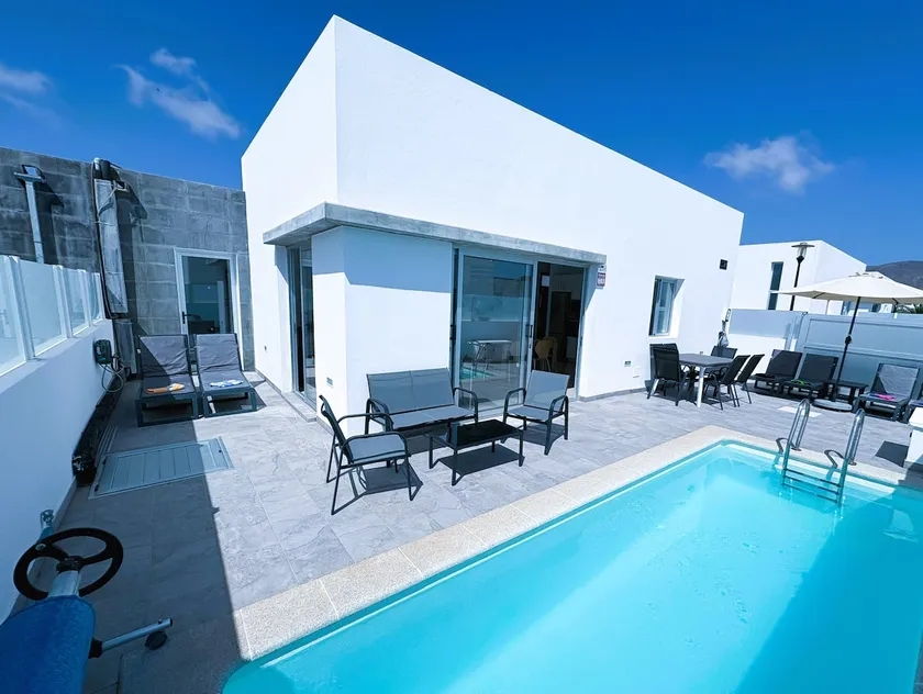 Villa New York: Piscina 30°C garantida, A/C, WiFi rápido e TV premium - Image 1