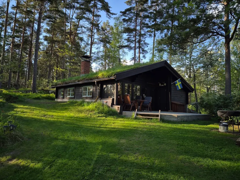 Timberhouse near beautiful lake Sommen - Image 1