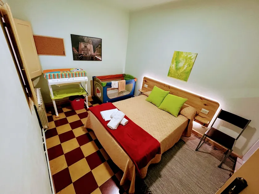 Girona Center | 6 Beds | Parking | 35 m² Secure - Image 1