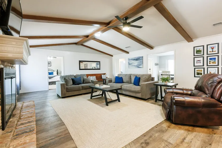 Hub City Hangout | Spacious Retreat, Modern & Cozy - Image 1