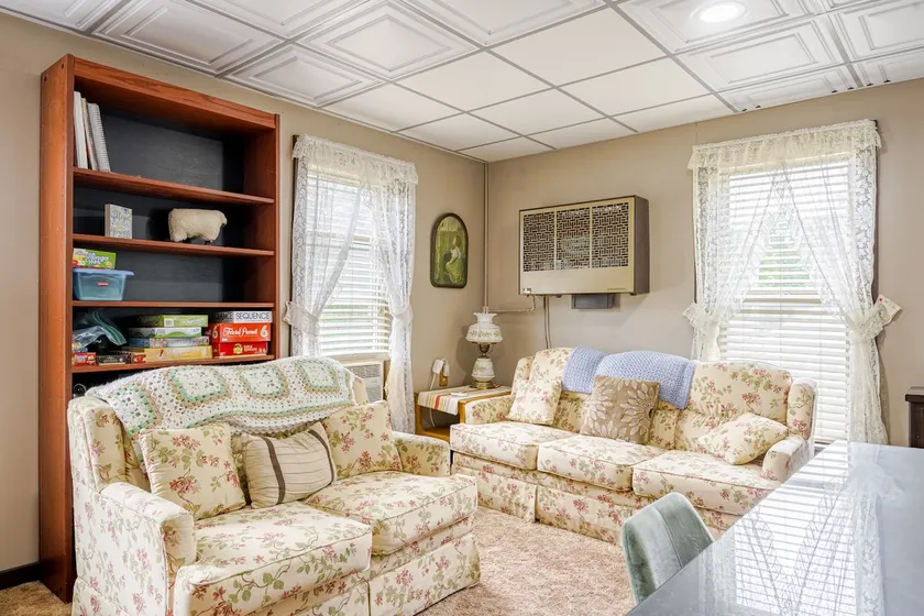 Charming and comfortable. Centrally located. - Image 1