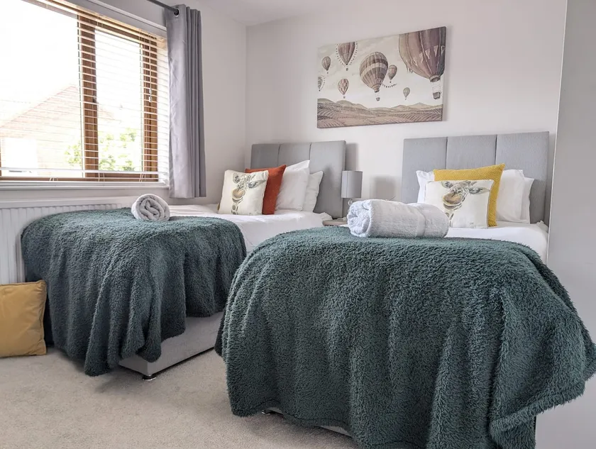 2BR-Dean Hse-Fully Equipped-Parking-WiFi-Short Long Stays - Image 1