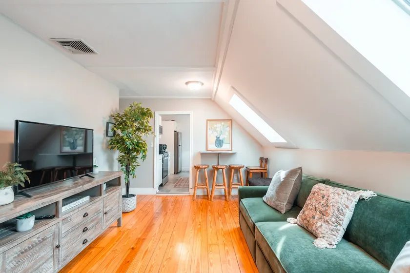 Sun-Drenched 2BR Near Cape Cod & Boston Commuter - Image 1