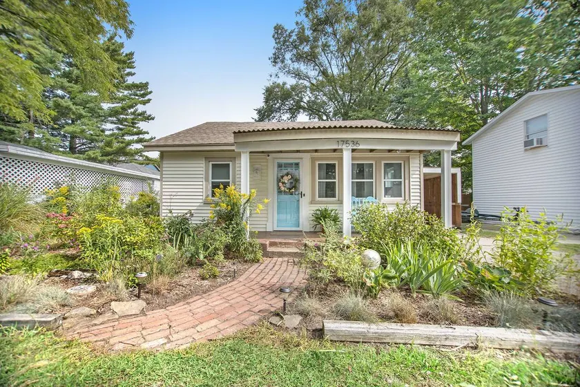 Chic cottage 100ft from Spring Lake, private dock - Image 1