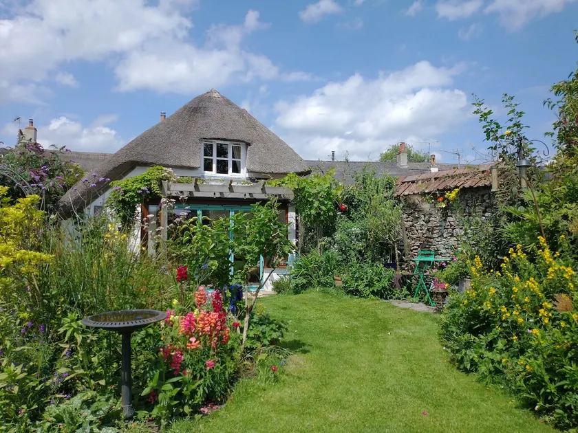 Cosy thatched cottage with large secluded garden - Image 1