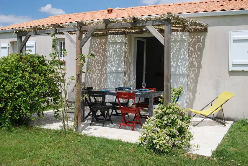 Detached house with garden - Image 1