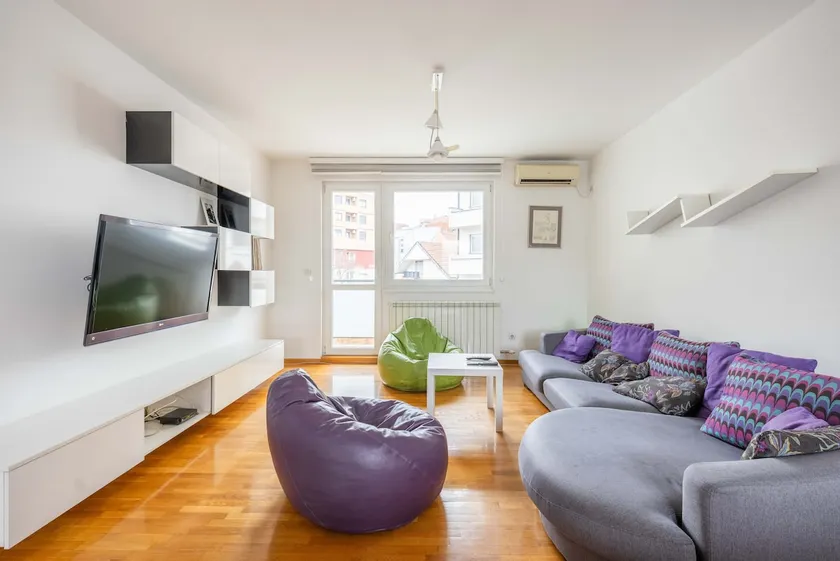 Quiet stay with free garage and fast Wi-Fi - Image 1