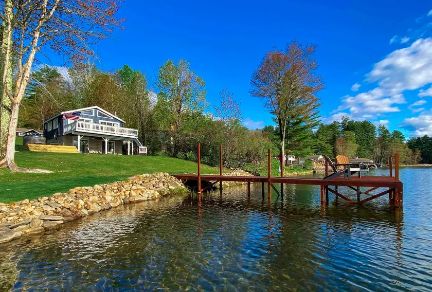 Lakeshore Cottage- Lakefront, Hot Tub & Gameroom - Image 1