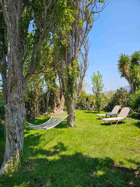 Quiet Oasis: Garden, BBQ, Hammock, 3min to Beach - Image 1