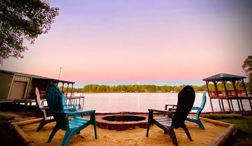 Lakehouse - Sleeps 6, Dock, Fire Pit, Kayaks - Image 1