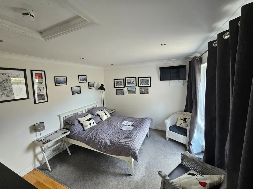Modern immaculate studio with AC & parking, outside the CAZ - Image 1