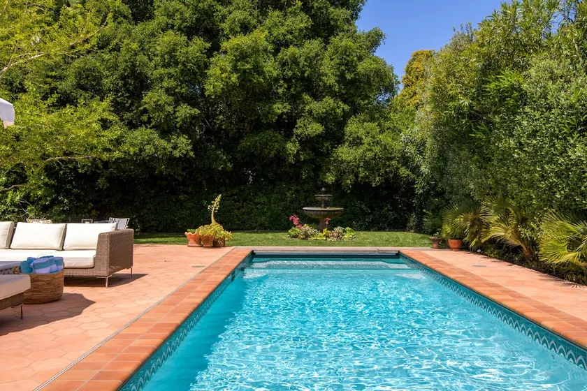 Serene, vintage home with pool, walk to beach - Image 1