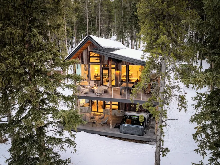 Riverfront Cabin – Hot Tub, Fire Pit & Steam Shower - Image 1