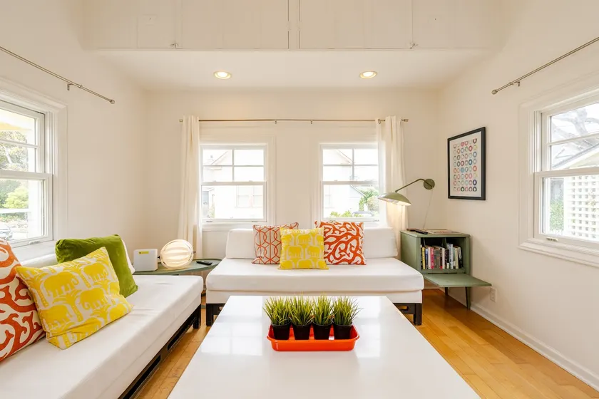 Bright Beach Cottage, Center of town, 30-day - Image 1