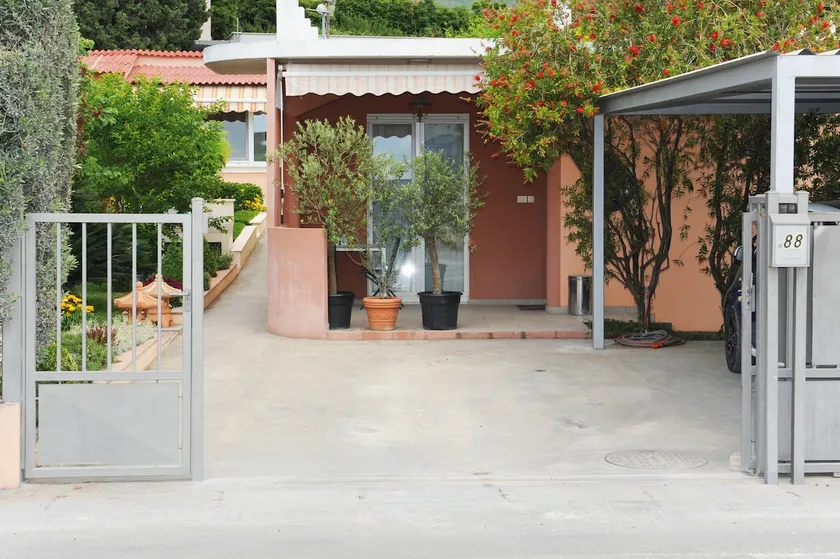 Small House in Kastela, near Split / *** - Image 1