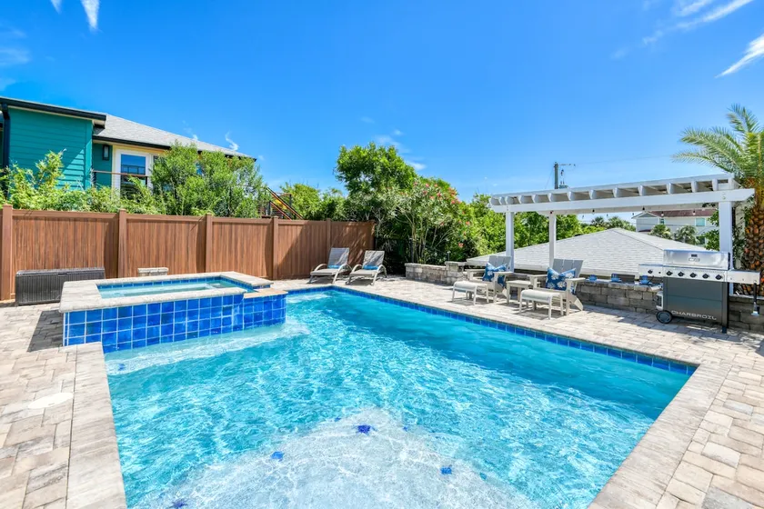 Pelican Luxury-Pool, Heated Spa, Walk to the Beach - Image 1