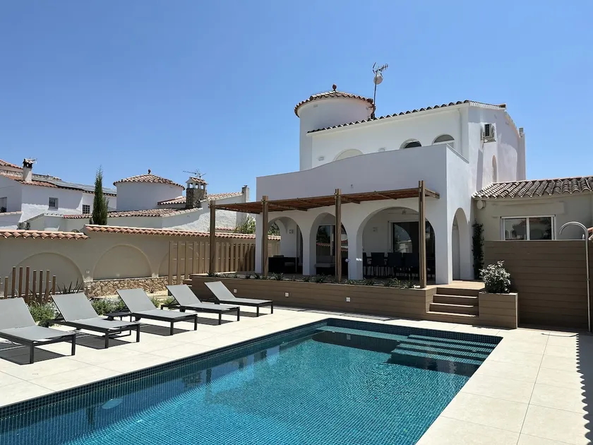 Schöne Villa an einem breiten Kanal mit 15m Liegeplatz und beheiztem Pool! - Image 1