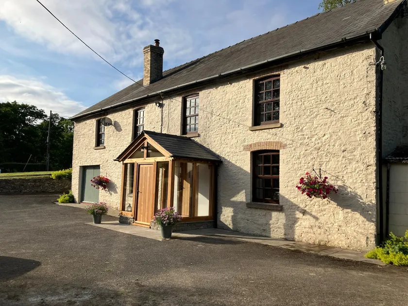 Cosy cottage on Offa's Dyke path - Image 1