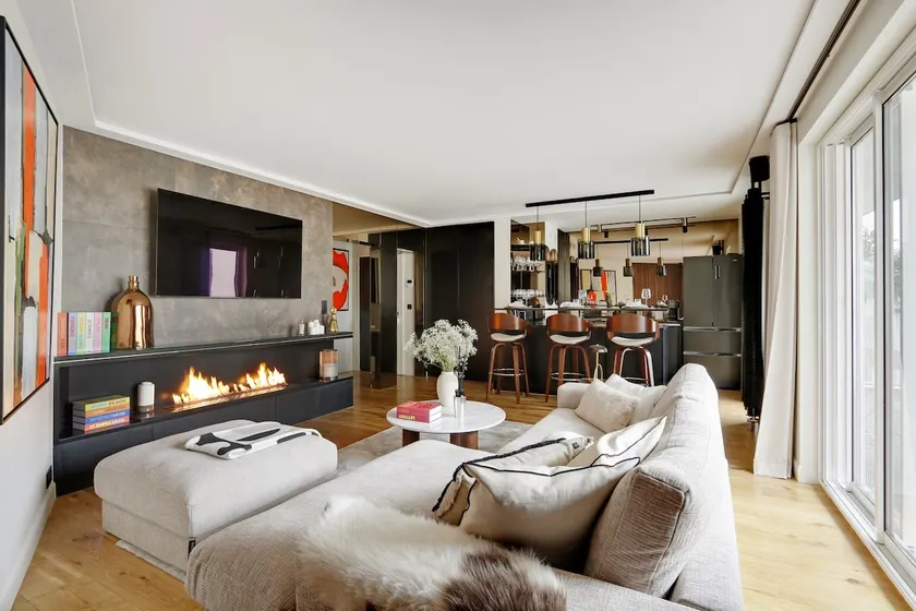 Luxury setting at the Eiffel Tower - Image 1