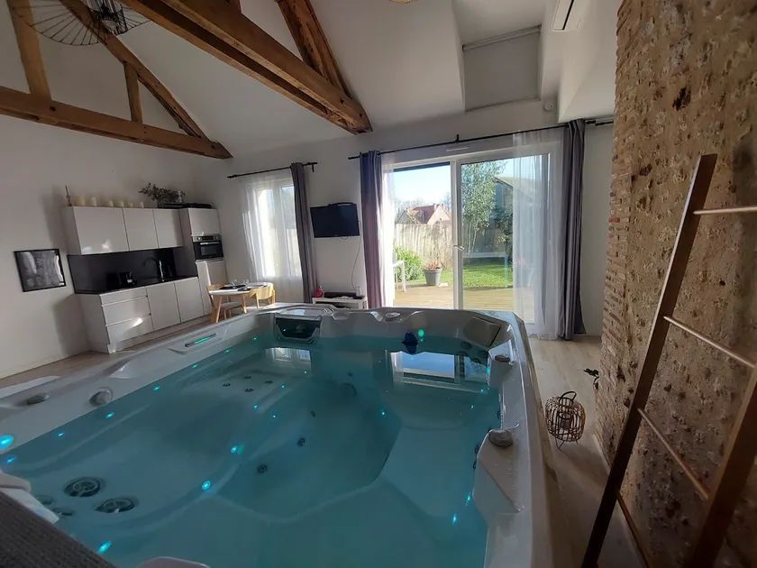 L'Eaudyssée - Loiret Spa Indoor Private Jacuzzi - Image 1