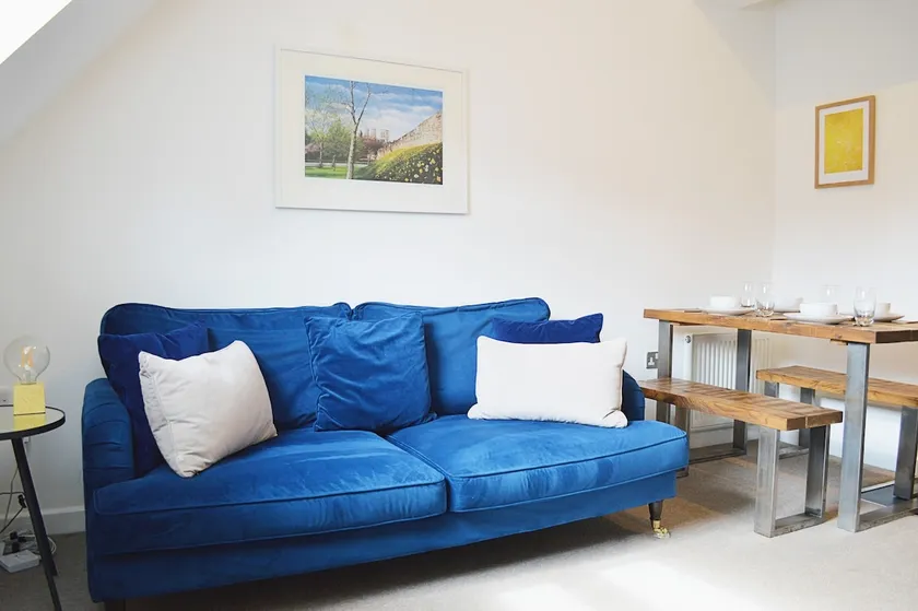 Modern York Apartment - Free Parking - Sleeps 7 - Image 1