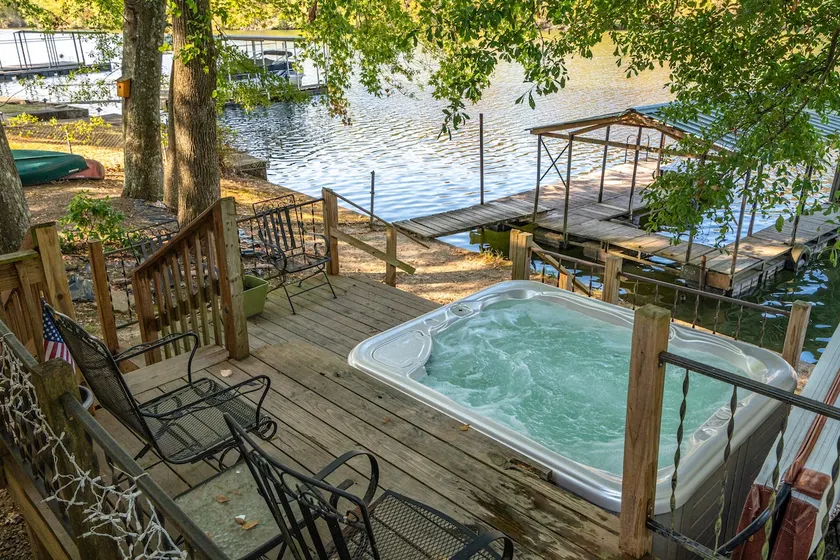 4 br / 2 ba Lake House, w / pool hot tub, 2 kajakker, og en kano - Image 1