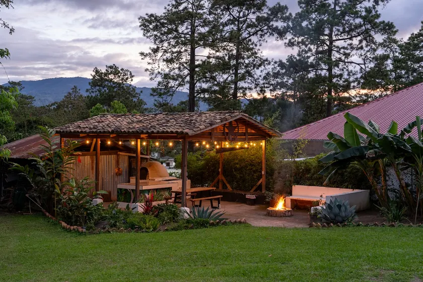El Gallo Colorado Relaxing Cabin in Sigüatepeque - Image 1