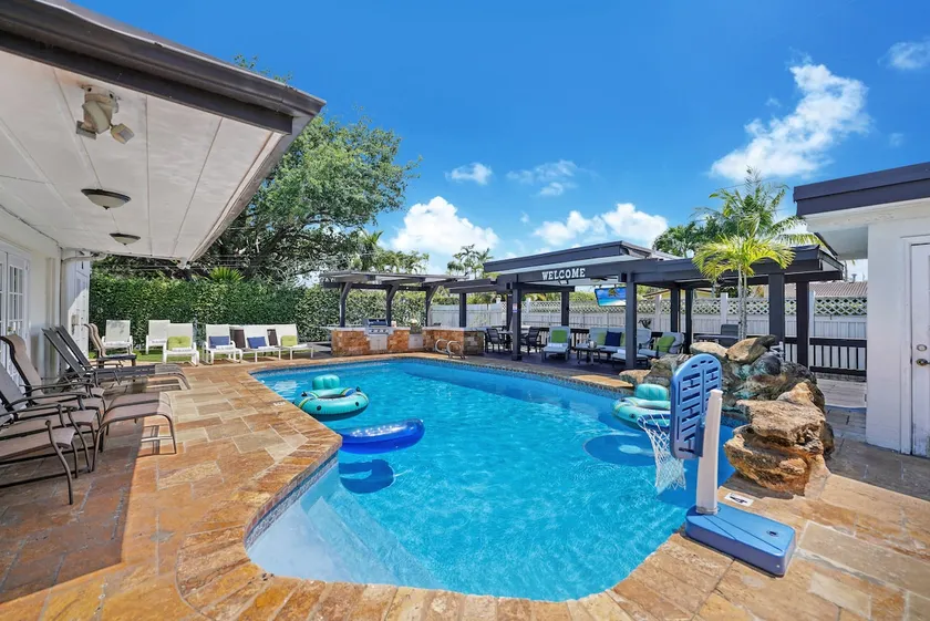 Luxe Oasis | Heated Pool & Hot Tub Near Hard rock - Image 1