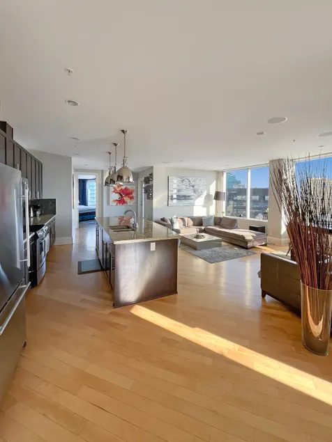 BIG Penthouse+Steamroom+Fireplace+U/G parking - Image 1