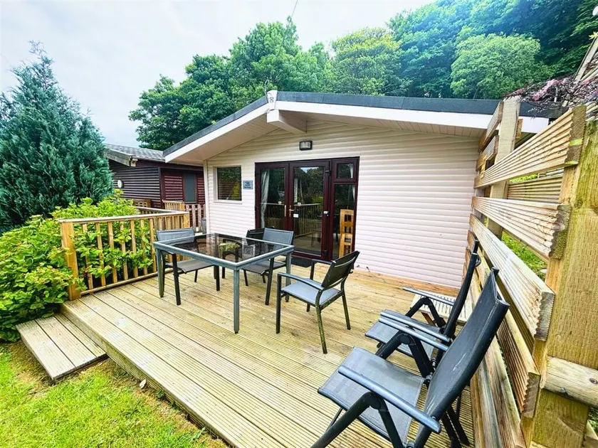 Luxury 3 bed lodge, parking & private deck - Image 1