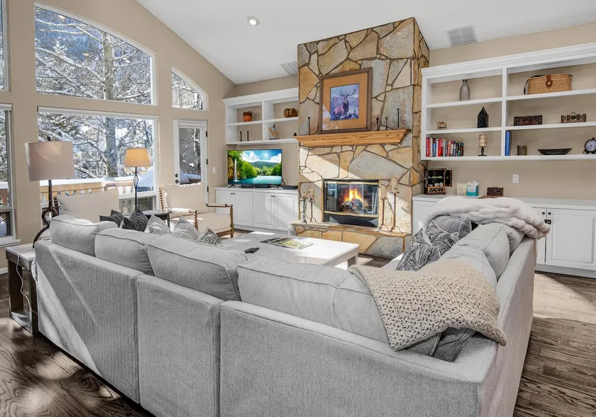 Roomy, Well Appointed Home on Free Shuttle Route in Nice Neighborhood w/Hot Tub - Image 1