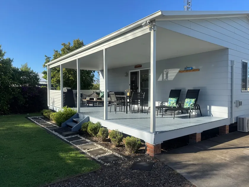 Pearly Shells Beach Cottage- 200m walk to Beach & 500m to shops  - pet friendly - Image 1