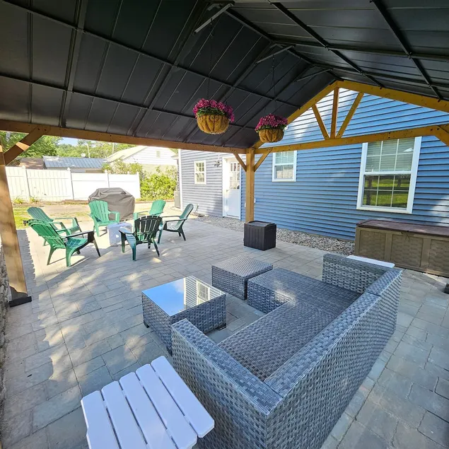 Large Private Yard, 4br home, Walk to town center - Image 1