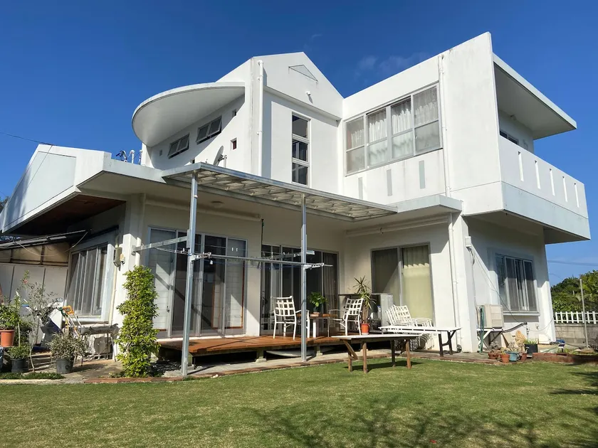 [Sea, Pizza Oven, and BBQ] Large house with a large lawn and flower garden, palm garden - Image 1