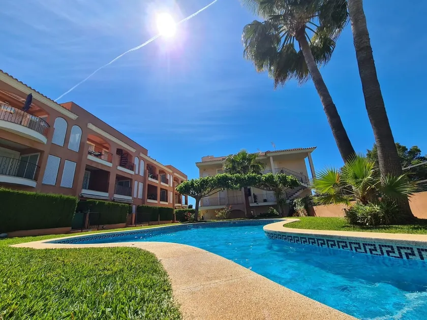 Ground floor with garden and pool by the sea - Image 1