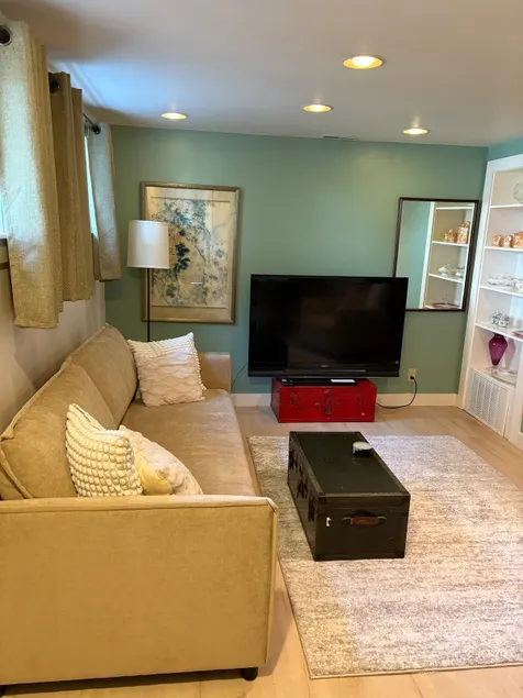 Full cozy private guest Suite - Image 1