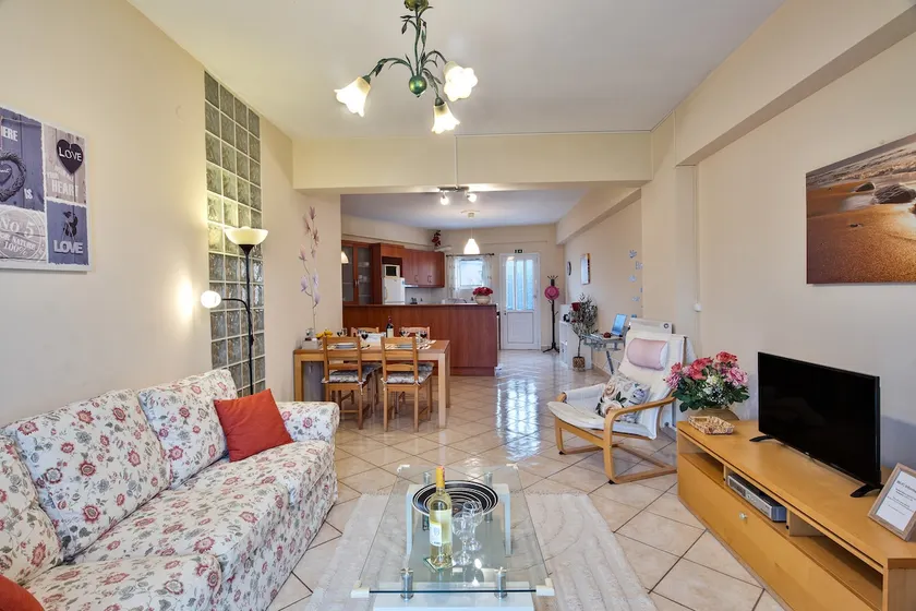 Near airport/town/bus,AC,washing machine,fast wifi - Image 1