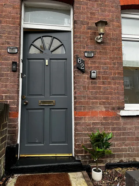 Visit Luton With This 2 BR Rental - Sleeps 6 - Image 1