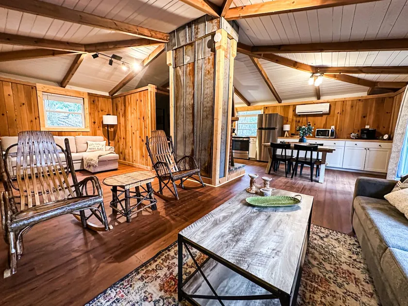 Blue Door Bungalow of Highlands - Image 1