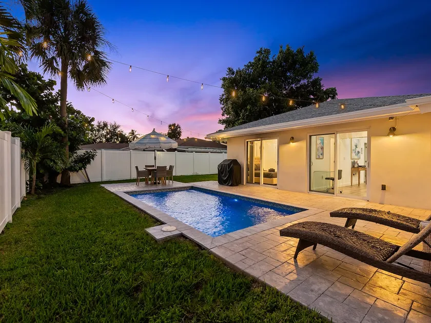 Luxe Home- Heated Pool |BBQ Grill |5 min to Beach! - Image 1